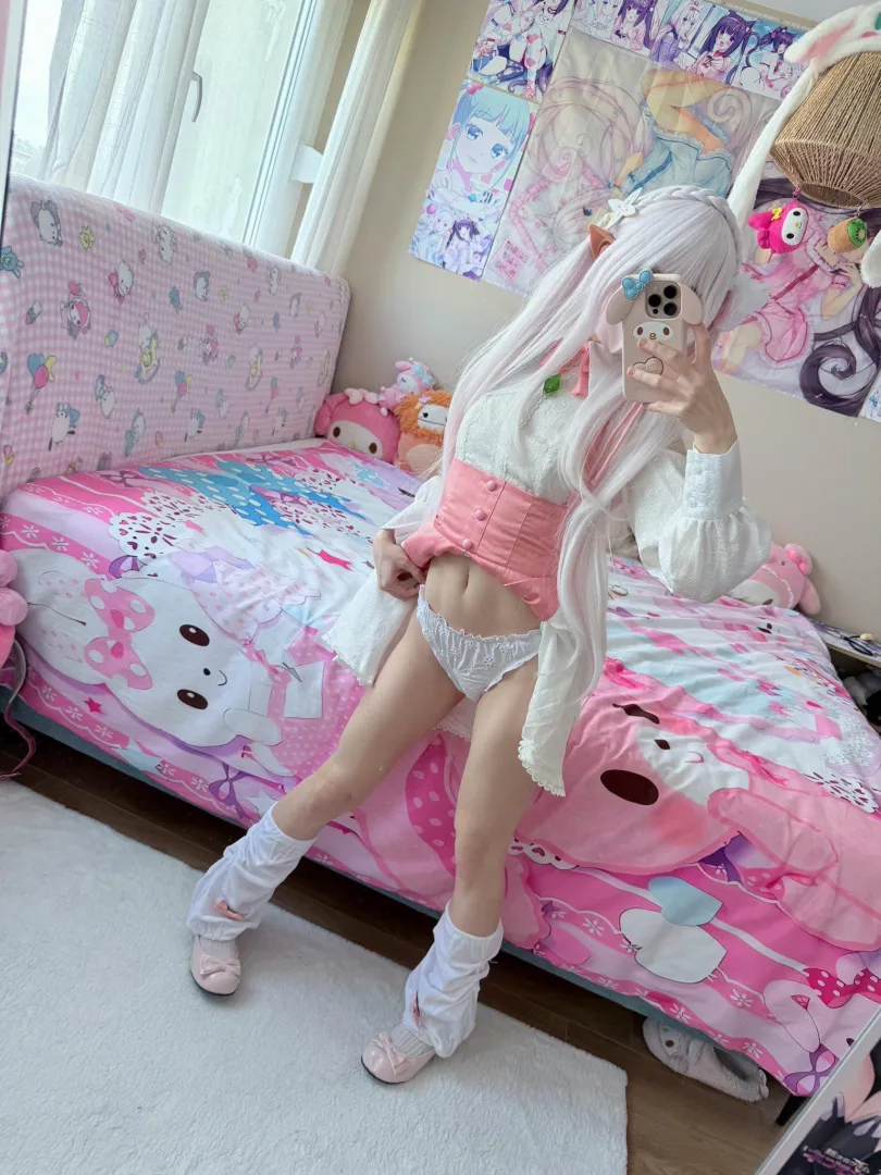 Want to let this cute elf tag along on your adventure? 