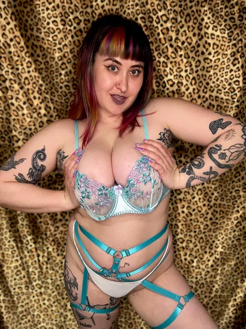 when ur nails match the fit