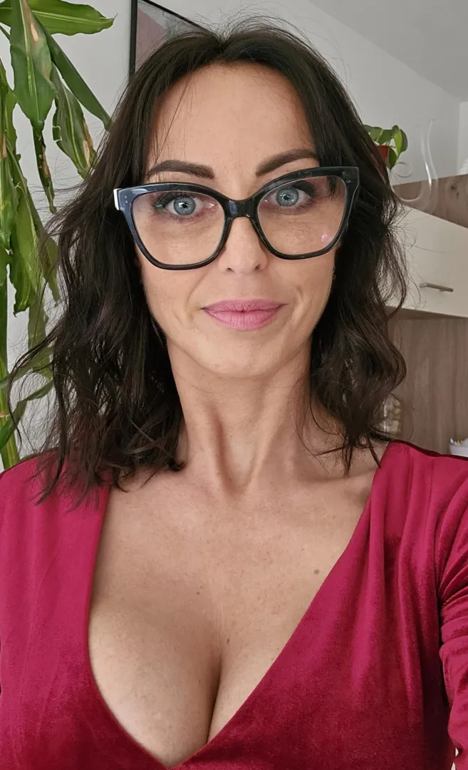 Would you date a 5'3, 39yo woman who's a little insecure and always wants hugs and kisses :) That's me 