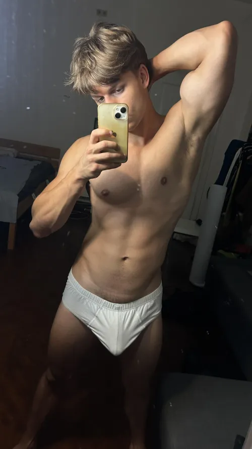 [20]Do you like gym bros wearing briefs?