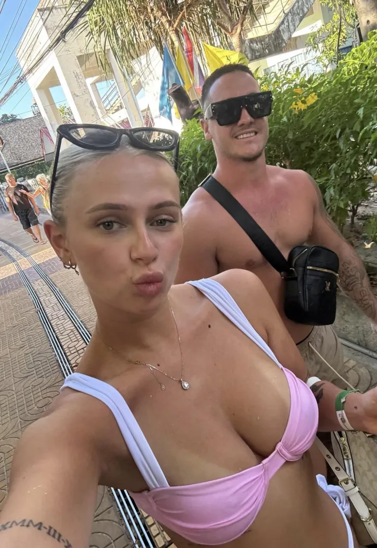 Aussie swingers both 21