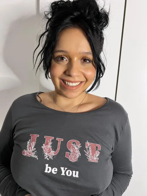 Galadriel, 24 ys old and already married... still too naughty and tight enough