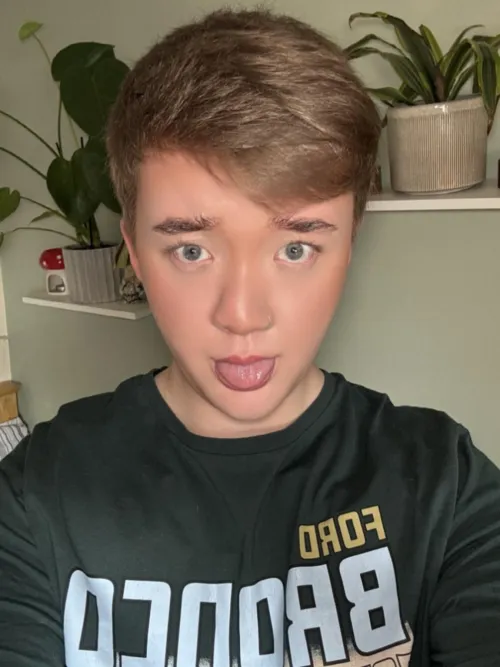 hey im your soft boy next door 
sweet smile when i wave… filthy mouth when i’m alone 
daily posts, come see what i’m doing with the blinds open tonight - check out my links i have a new exiting trailer that drops tomorrow