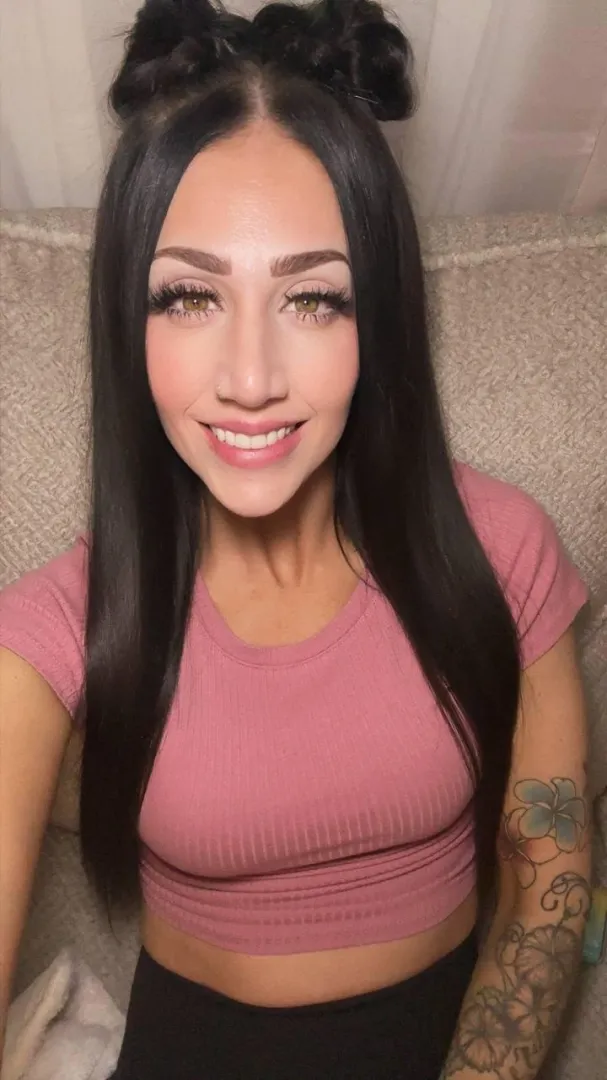 I want an older guy who knows how to satisfy my cock cravings, you in?