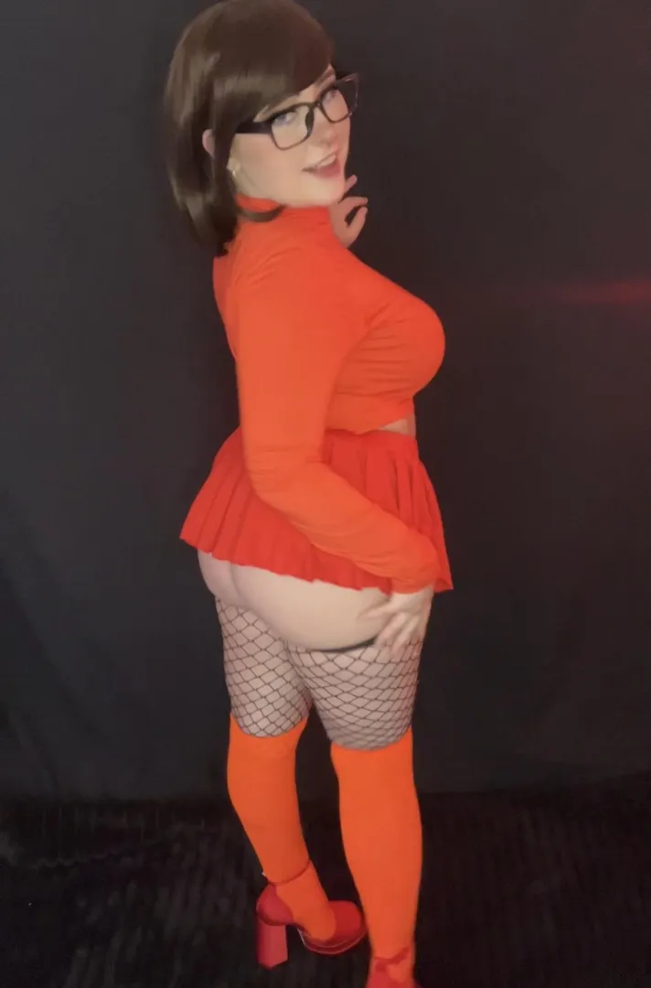 Jinkies! I think my skirt’s too short (by reyrevealed)