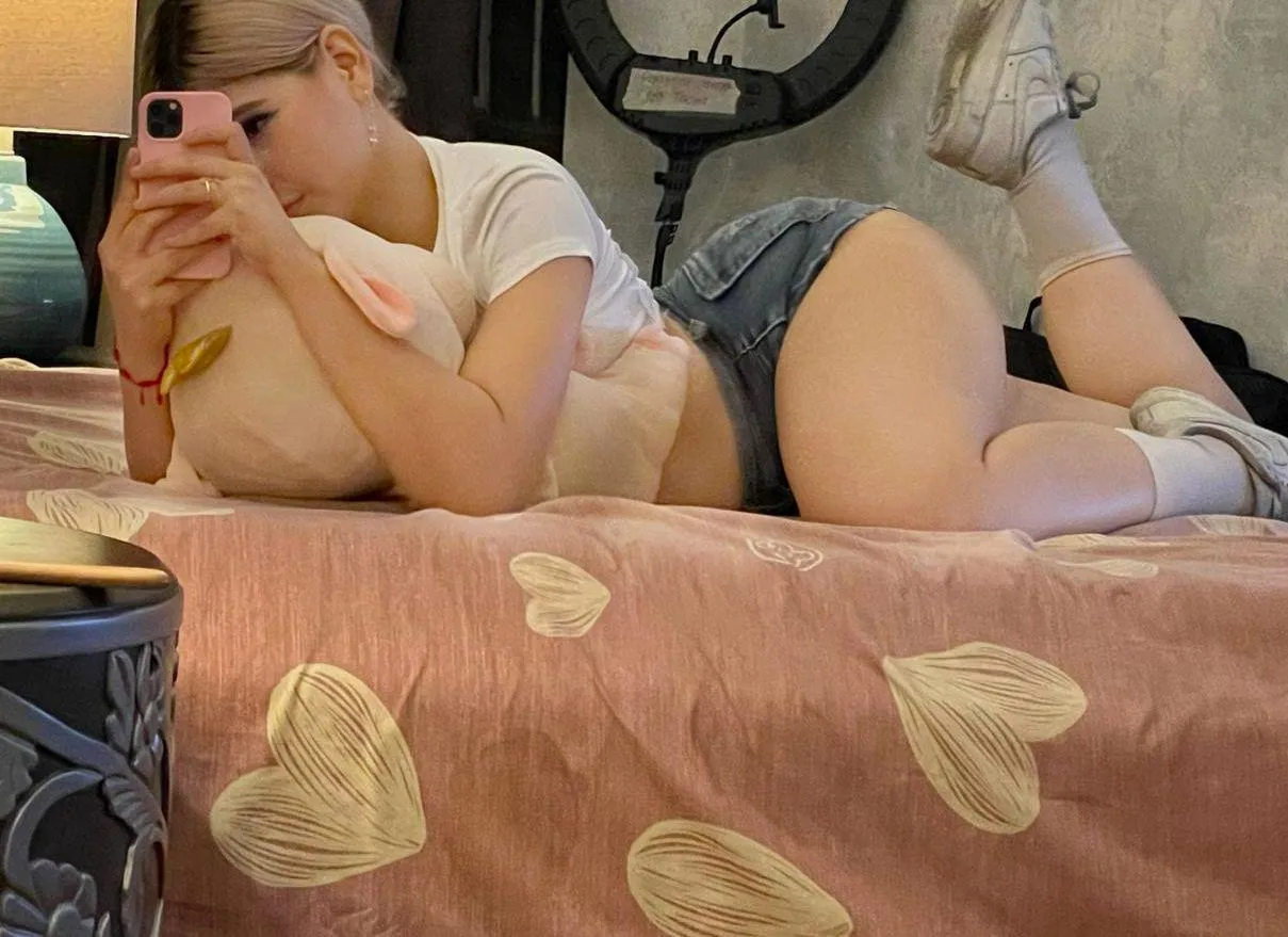 Just chillin in bed. (18)