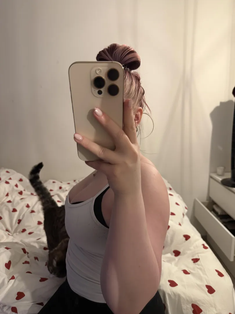 mieti ku cuddlattais ja kissa tulis meijä välii 