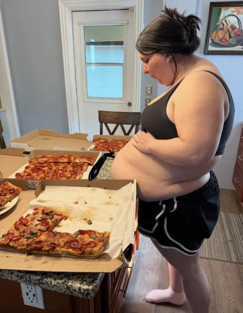 My doctor says 3 pizzas a day at 26 is the reason I’m obese… What do you guys think? ‍♀️❤️