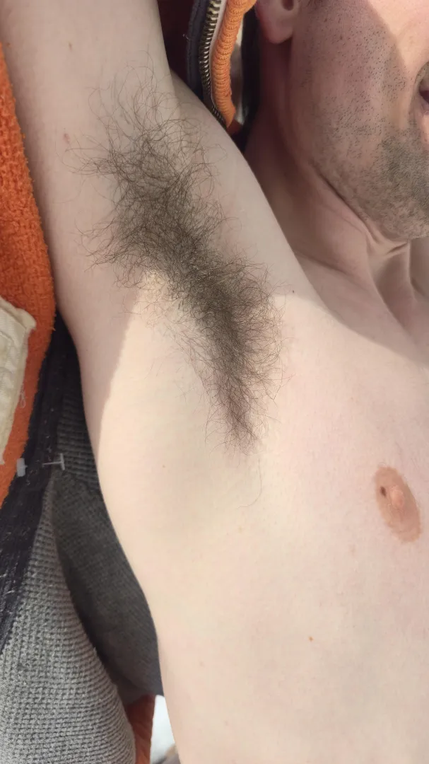 Outdoor armpits pose