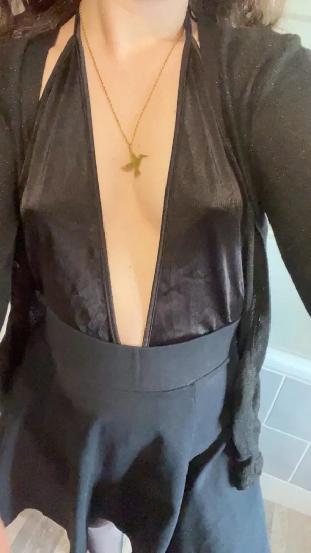 Soirée salon de l’erotisme : vous trouvez comment la tenue ? 