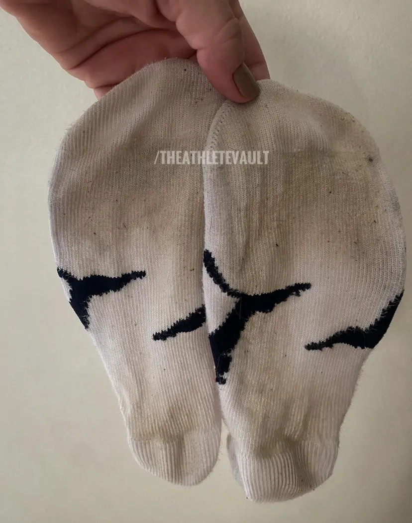 Who loves dirty white Pumas?