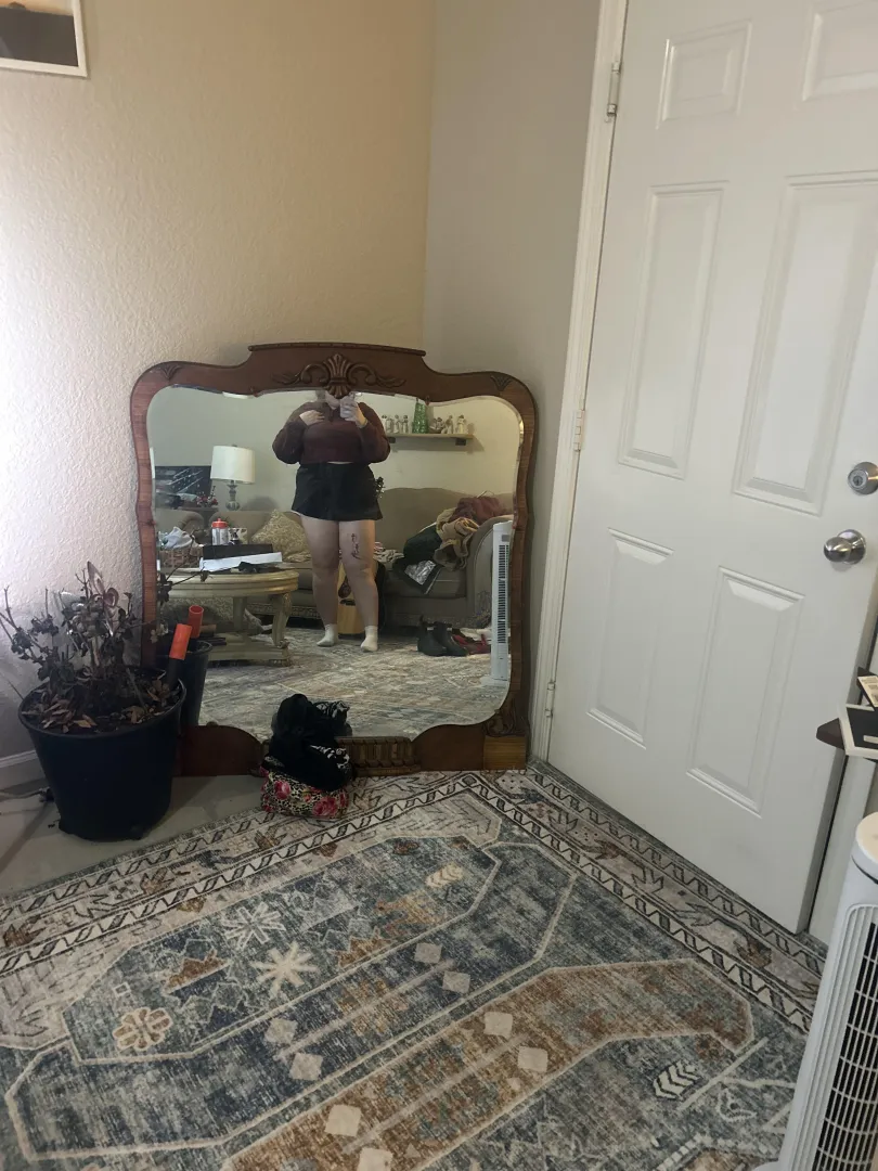 22f someone take me on a date pleeeease (near my age pls)