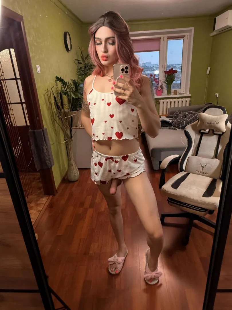 A cute, pretty alt girl with a big girldick