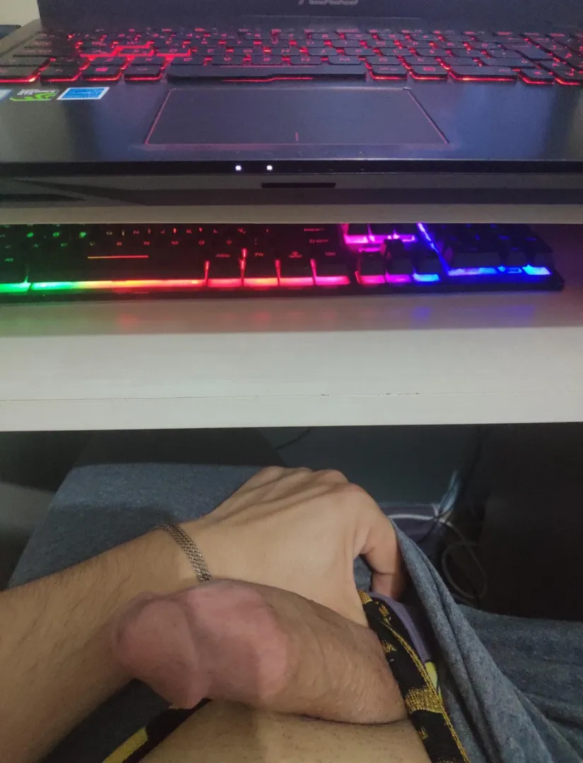 Ayak, çorap feedlemeyi seven istanbuldan kafadengi brolar? (Ünlü yerine amatör içerikler tercihim)