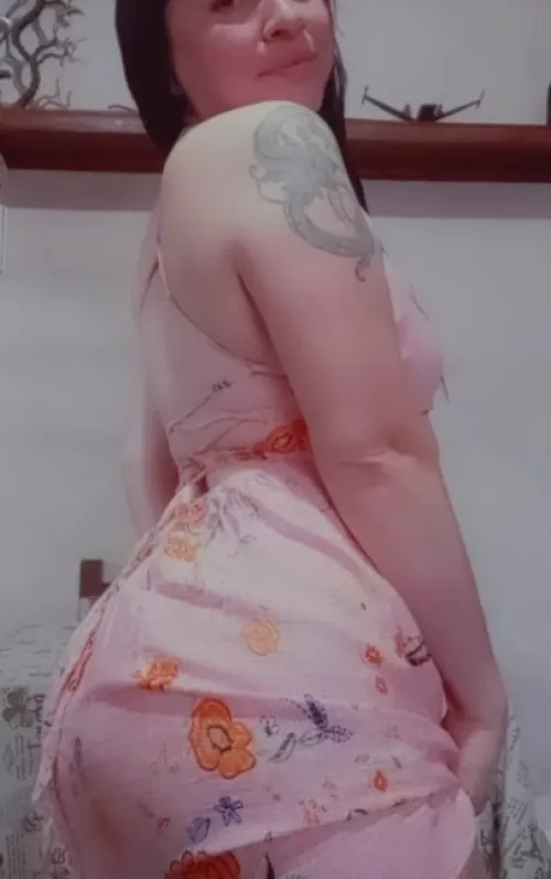 Baddie mama bent over just enough 