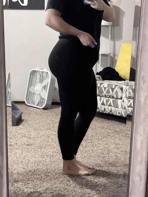 Black leggings can’t hide this boooooty 