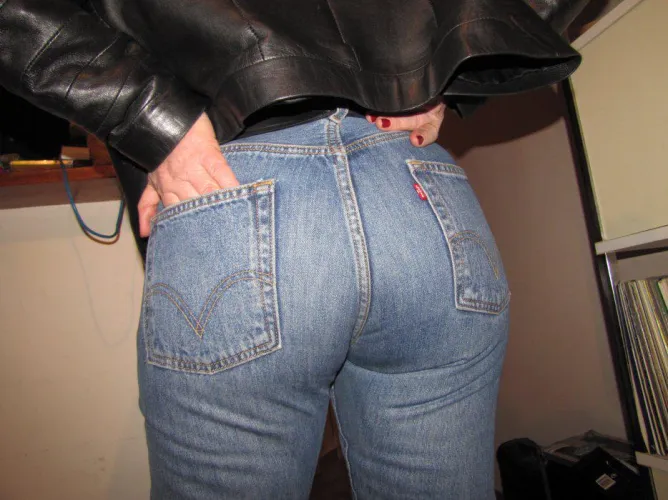 caresse ce gros jeans