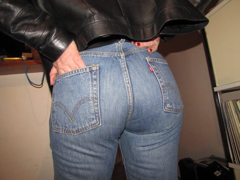 caresse ce gros jeans