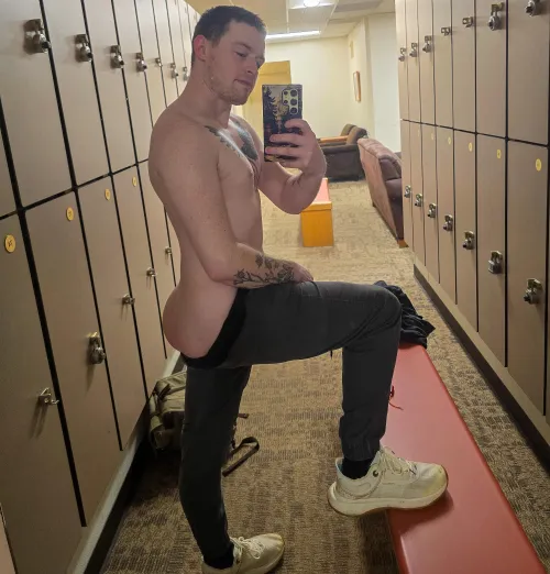 Feelin' a little cheeky at the gym m29