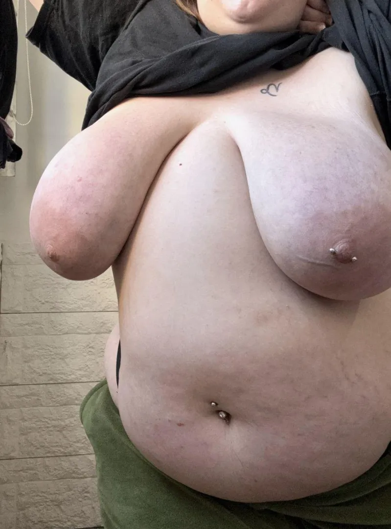my heavy jiggly boobs make me self-conscious… Would you still admire a thick soft girl all exposed? Y/N?