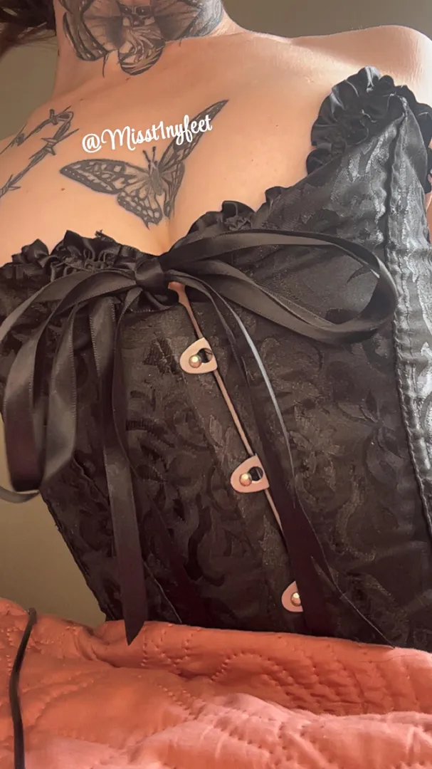 Seeing your goddess in a pretty corset makes you weak doesn’t it?