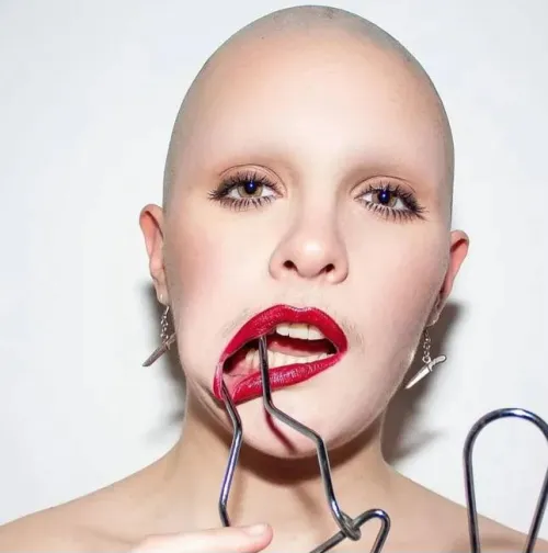 Thought you'd like red lips with my bald head ♥️