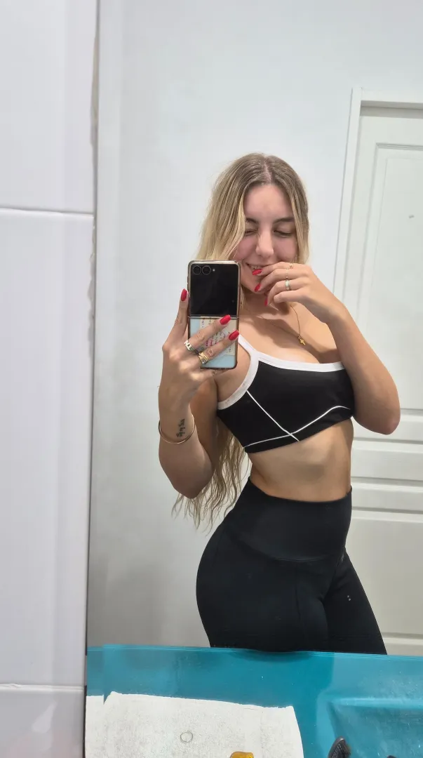 A mirror selfie is all it takes to feel a lil prettier