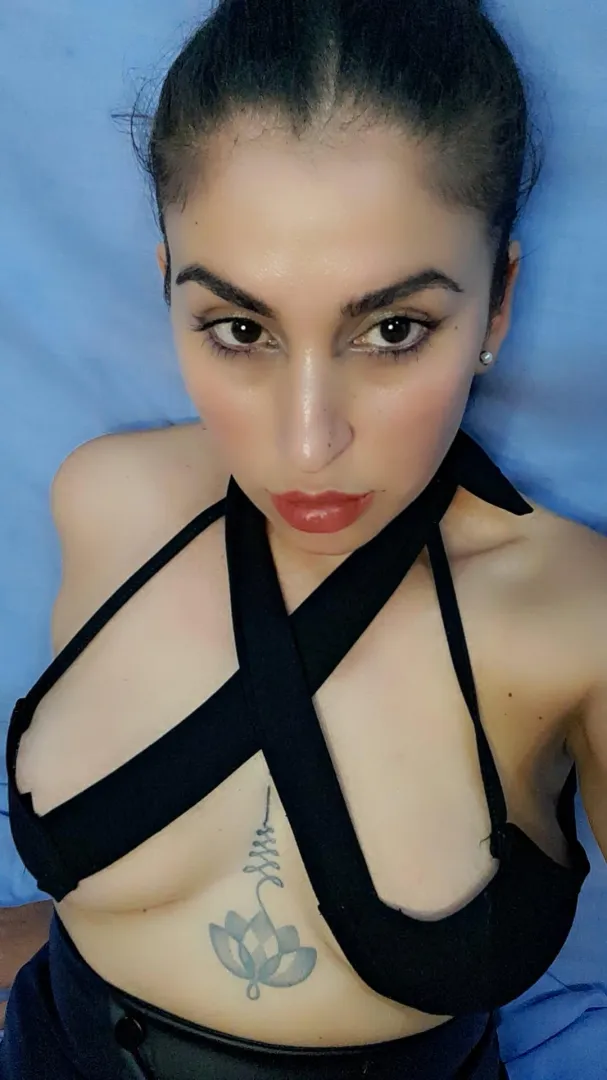 Brunette,35 years old  don't let this pretty face fool you because here,darling,I'm in charge