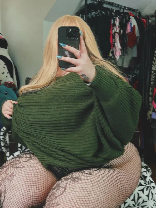 do the fishnets stay on?