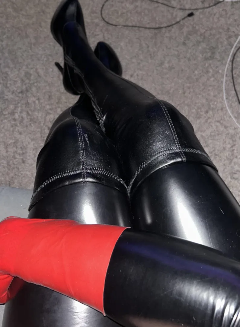 Do u like Catsuit with gloves?