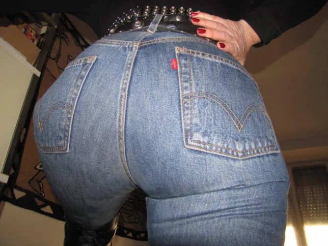 Elle éclate tout le monde avec son jeans
