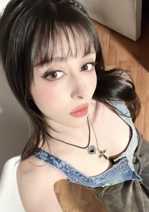 goddess alice’s throne is open… broke boys can stay lurking lmao