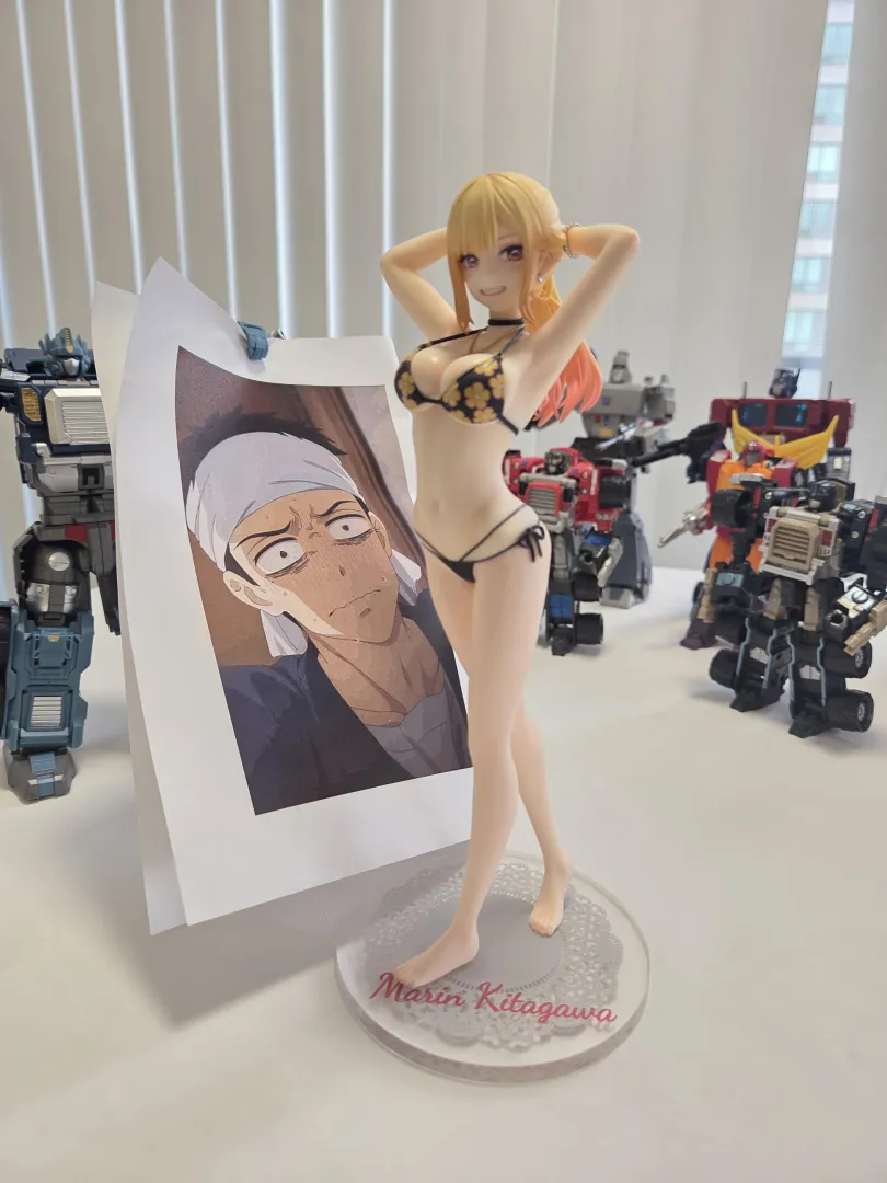 I have no Gojo figure but Marin will give him his birthday present no matter what