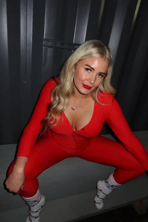 If you think I'm attractive at 31. say YES if you'd fuck me without hesitation102