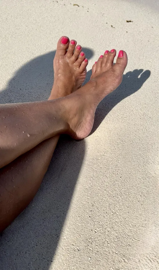 Mature feet in the sun! Look at those long toes in the shadow.