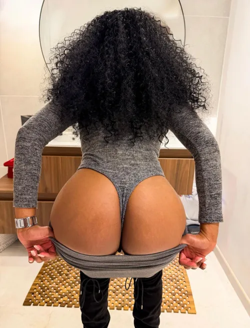 My skirt is a little tight… will you help me take it off? Brazil  x France 