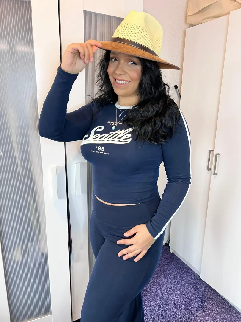 Sweet face, sinful curves—I’m the kind of delicious that lingers on your mind.