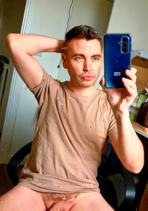 Twinks… do you like a Daddy like me?  Snap: karljamesxxx Show me a pic, maybe I’ll lower the camera 