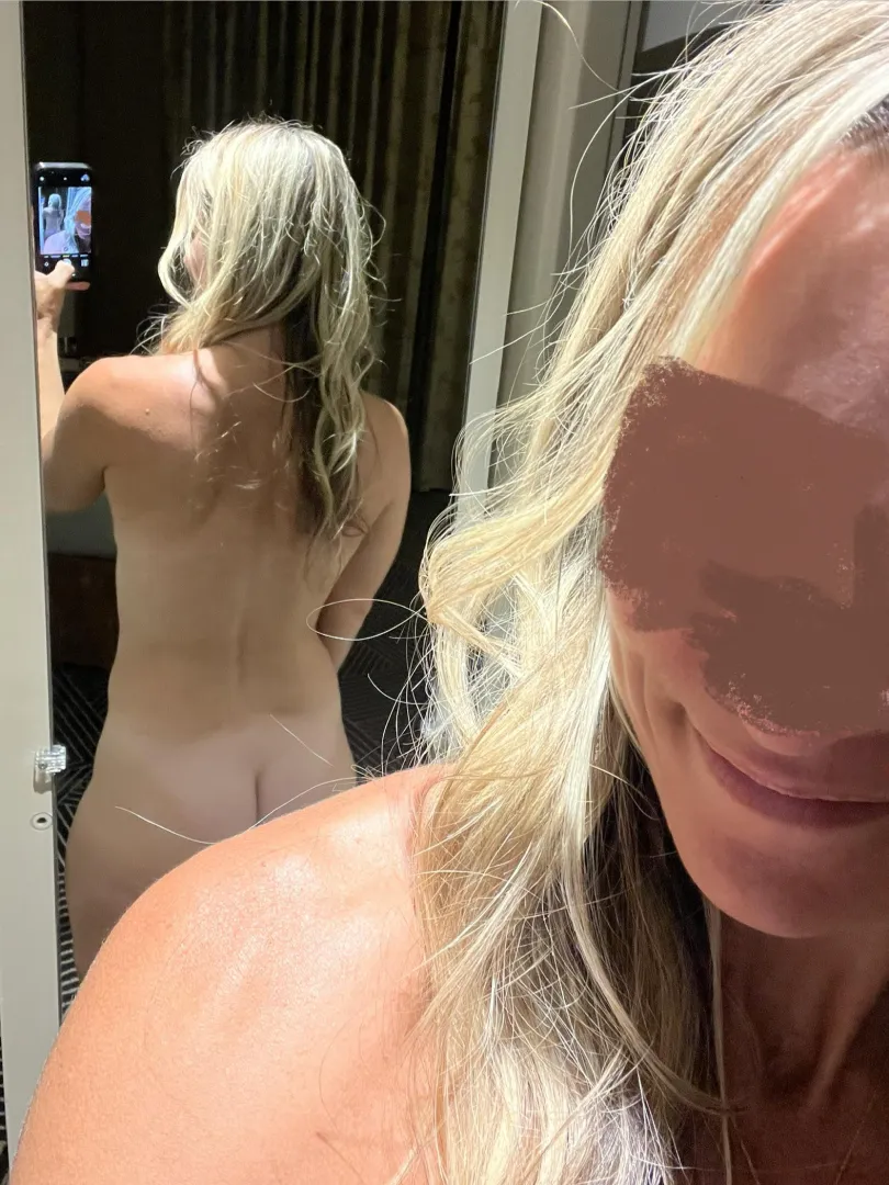 Wish I wasn’t traveling alone, this big hotel room is lonely