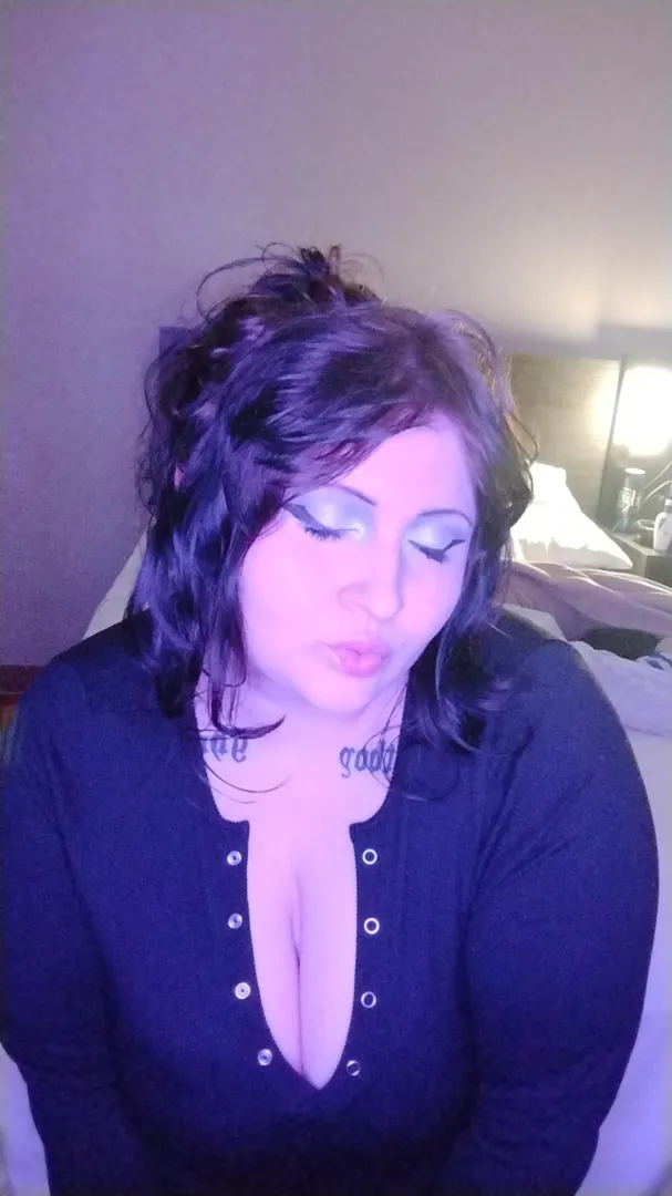 23 y/o bbw in Metro Detroit :) hair up = easier to pull!!