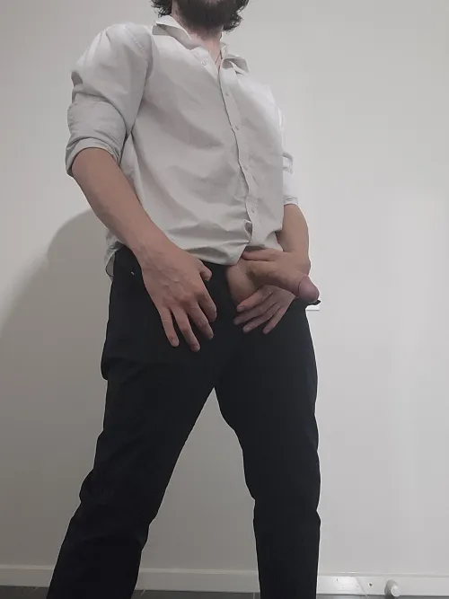 29M4F - Dressed Up For A Good Time