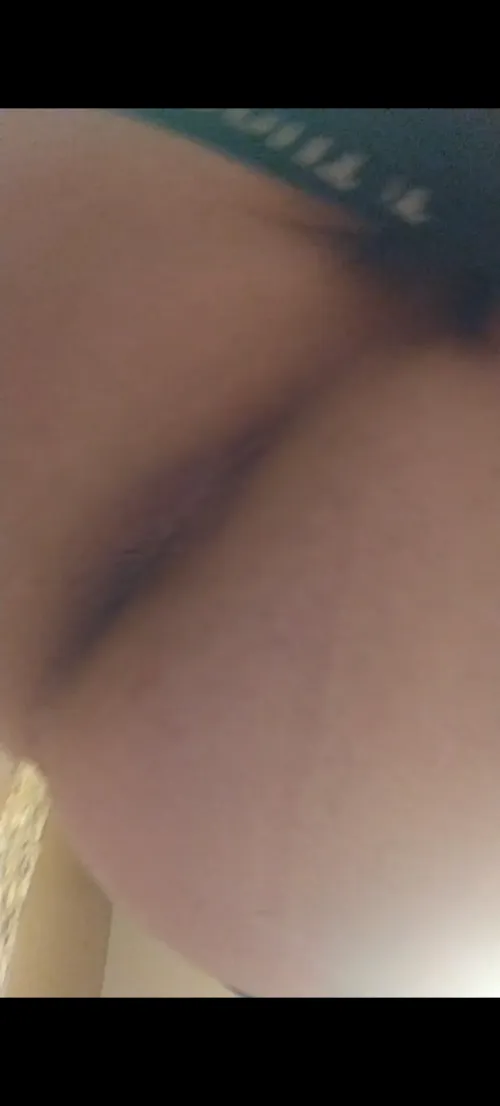 Any younger bros wanna experiment and fuck some gay hole low-key hmu