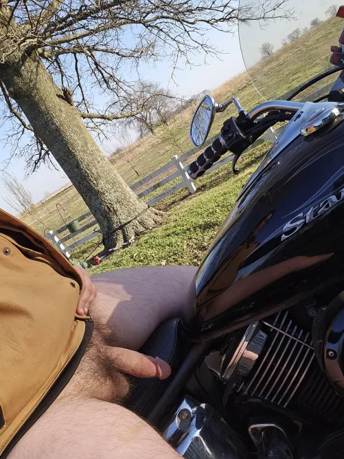 Anyone want to make make a post with me on my motorcycle for this sub?