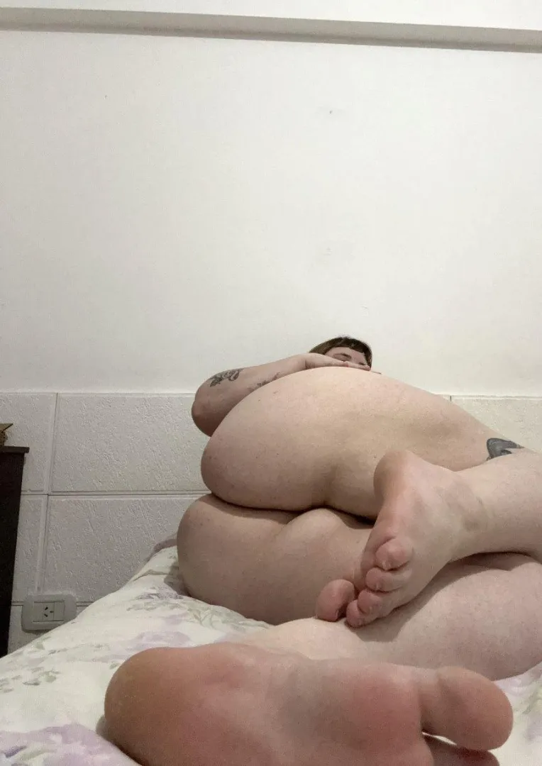 Every photo session makes me overthink my body. Be real: does a curvy chubby woman like me catch your eye? Y or N?