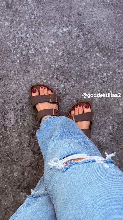 How do you like my red cat eye pedicure?❤️