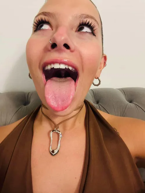 I know you’re staring at my tongue…