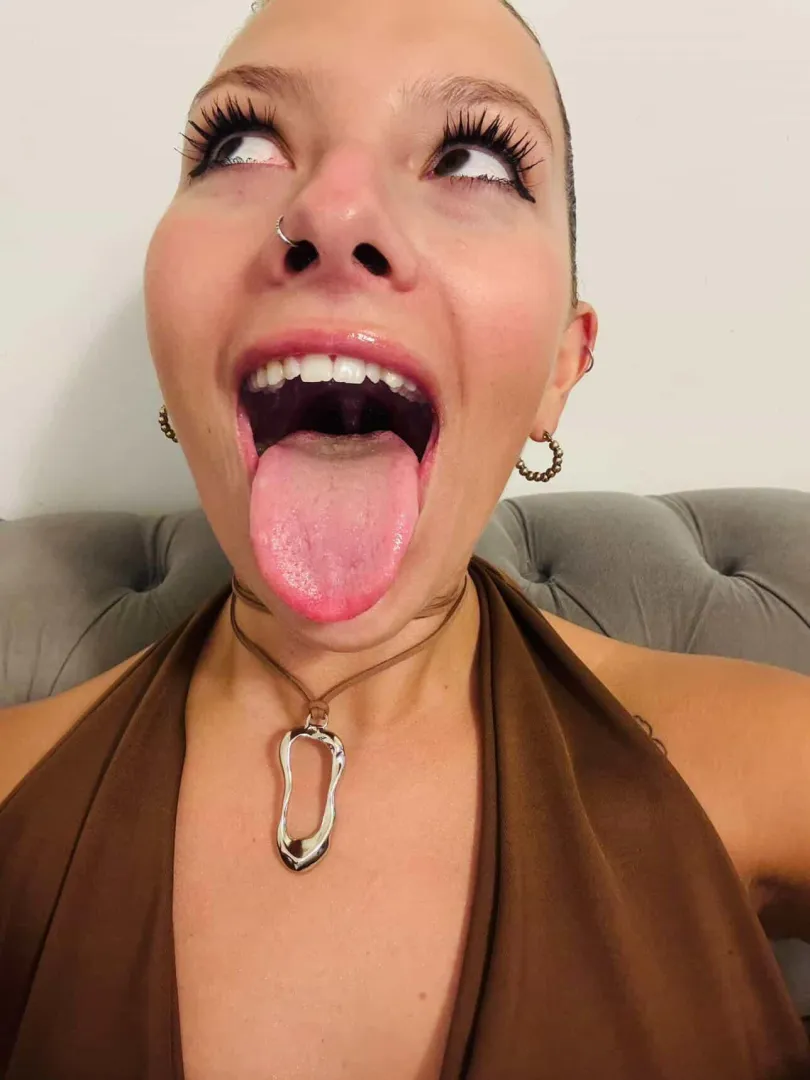 I know you’re staring at my tongue…