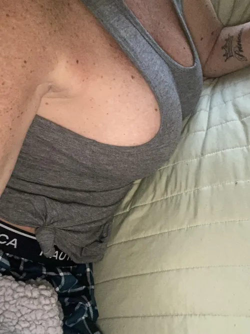 Lounge side boob