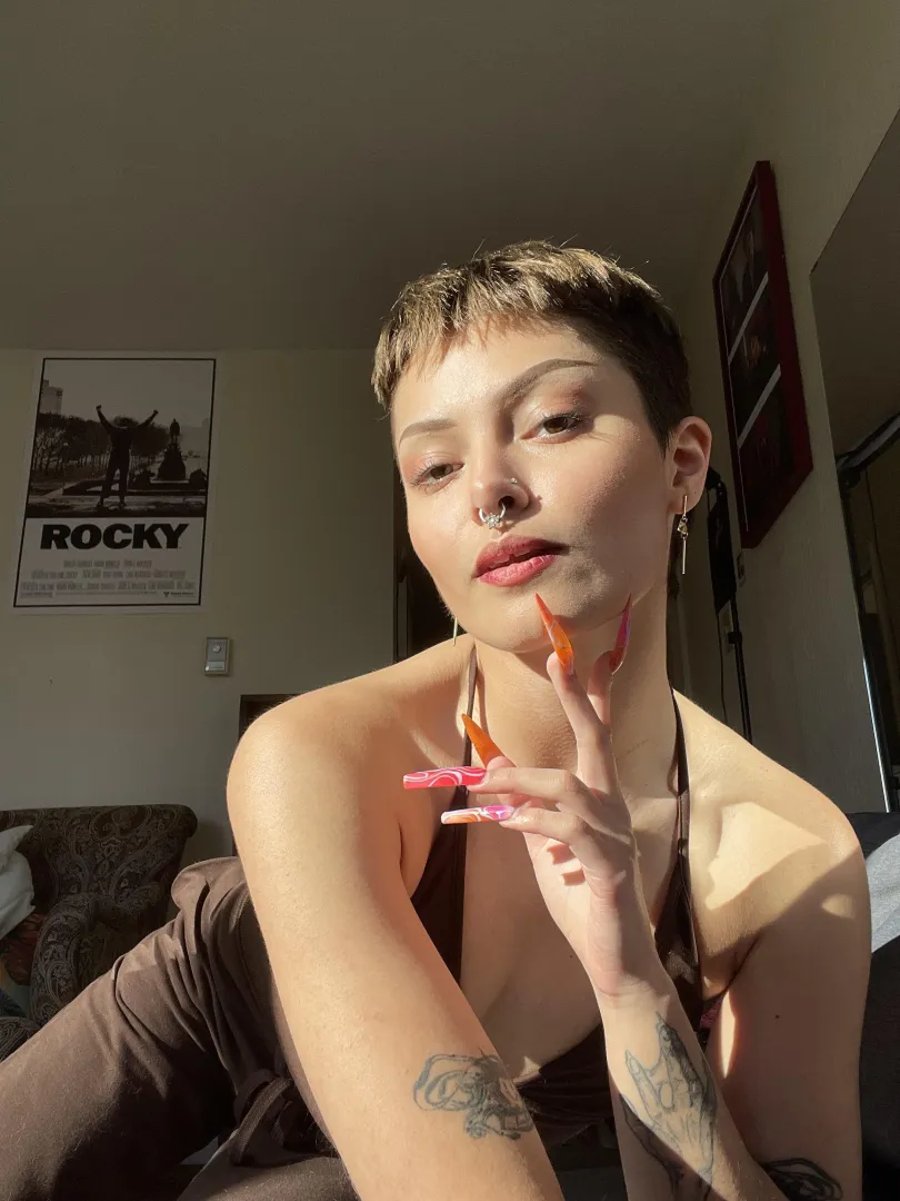 Short haired dyke, craving your eyes on me 