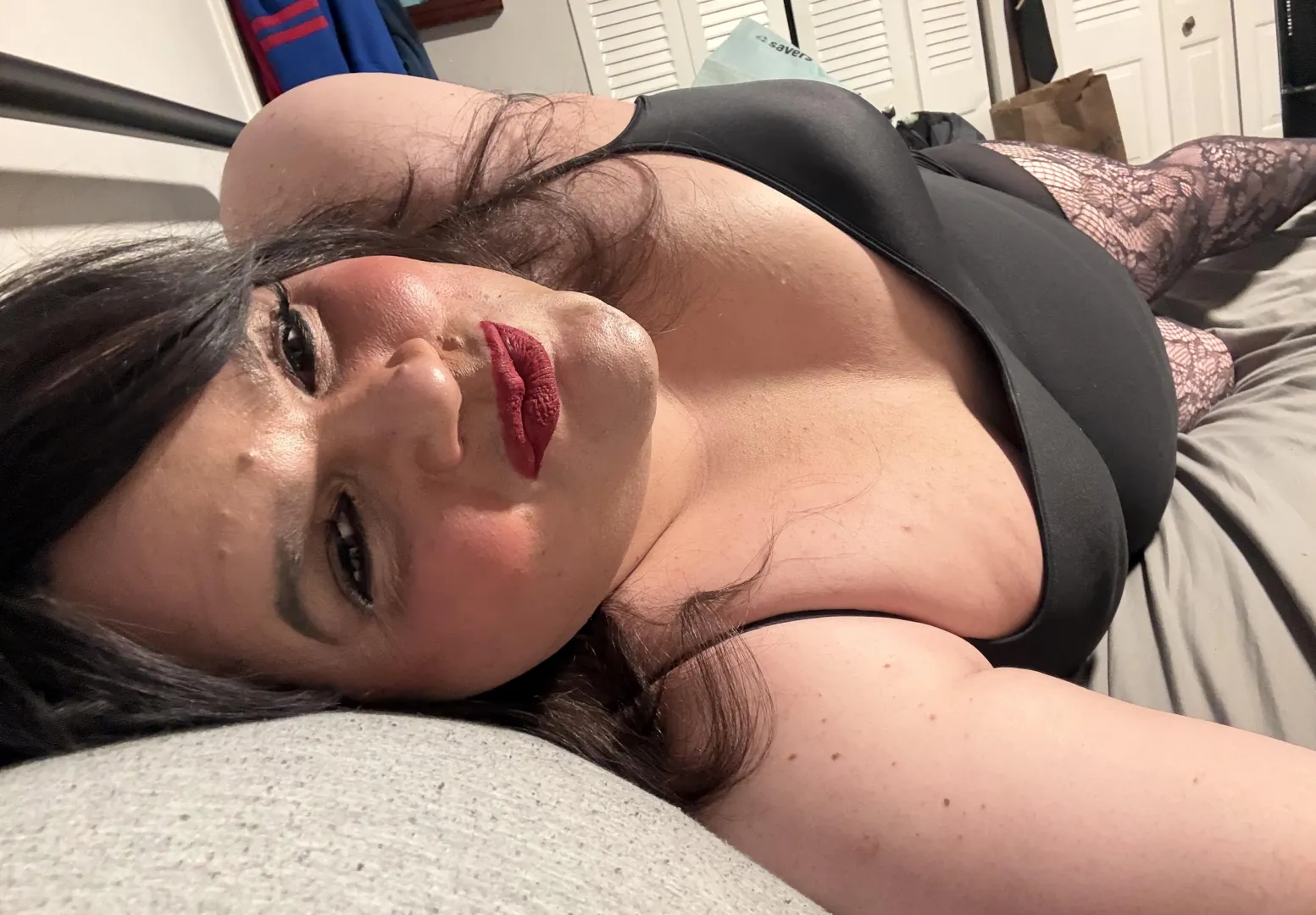 Sooo cozy in bed. Will you join me? 